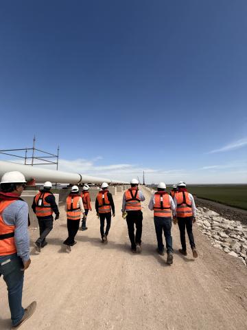 Funcionarios de la Provincia de Buenos Aires recorriendo la obra. 