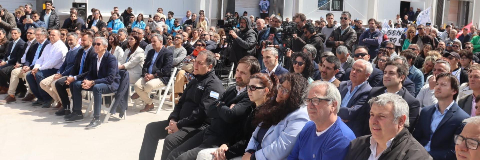 Comunidad, sindicatos, politicos, trabajadores de Puerto Rosales presentes en el acto de visita del Gobernador de la Provincia. 