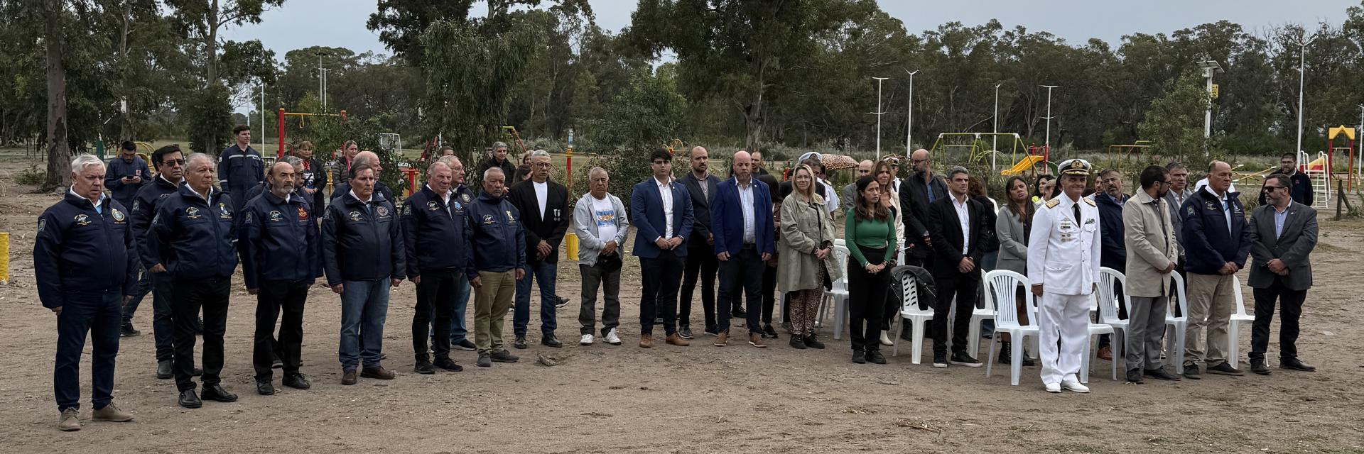 Acto frente al monumento de Malvinas en Puerto Rosales - Veteranos y Caidos en Malvinas. 