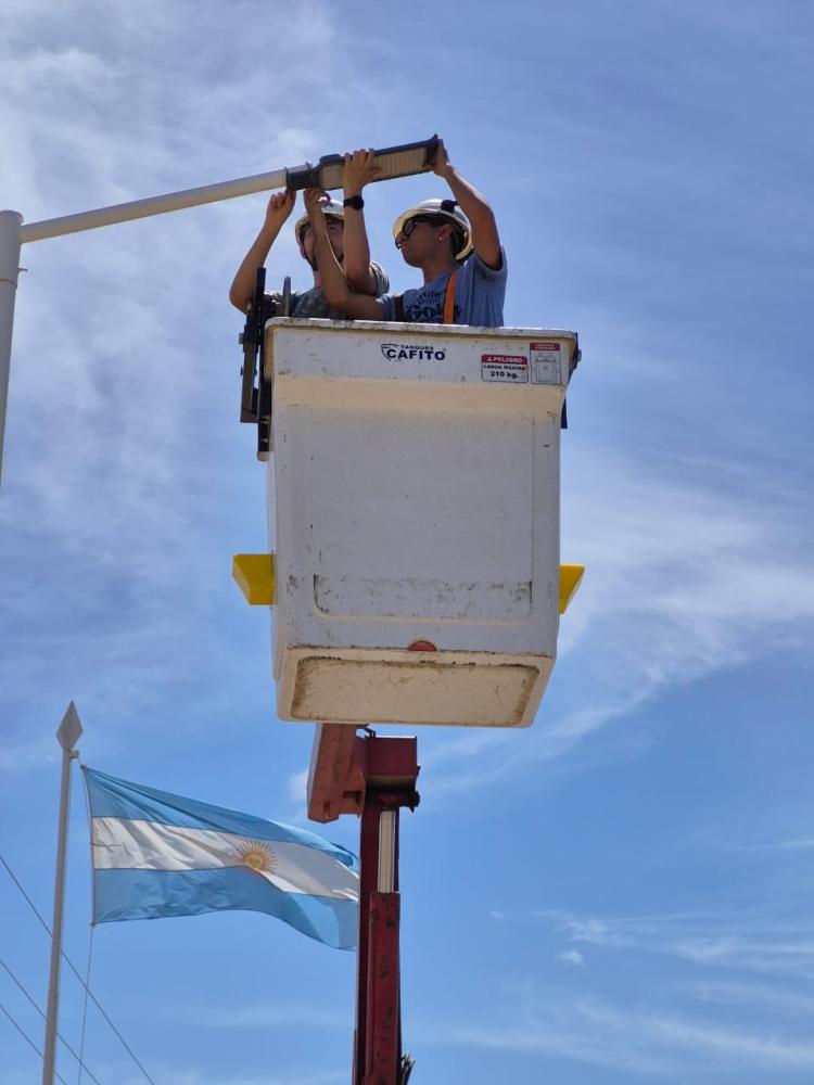 Pasantes realizando el recambio de luminarias led de alumbrado en camino de acceso. 