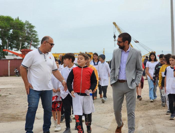 Alumnos recorriendo el Puerto junto al Personal del CGPCR y el Intendente de Coronel Rosales. 