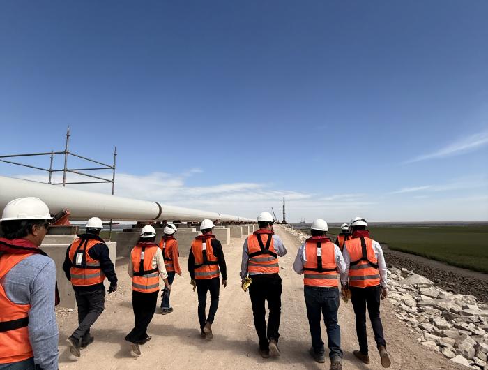 Funcionarios de la Provincia de Buenos Aires recorriendo la obra. 