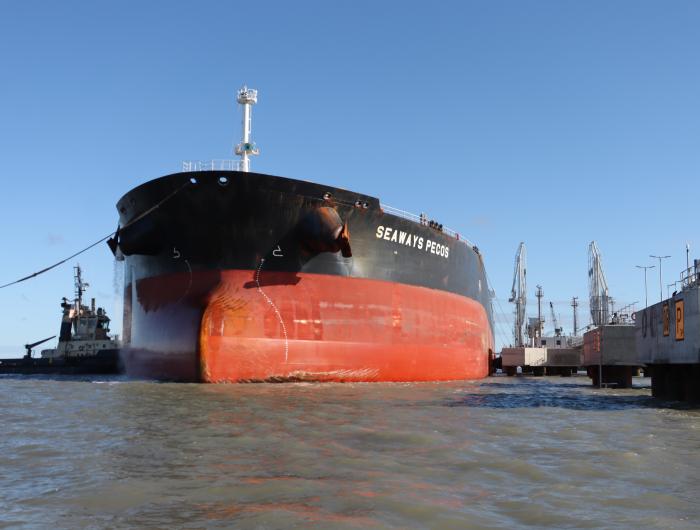 El Suezmax amarrando en el Sitio 1 del Muelle Rosa Negra 